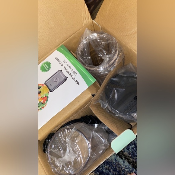 Vewior Smoothie Blender New in box with 10oz Grinding Cup & 22oz Sports Bottle - Picture 2 of 2